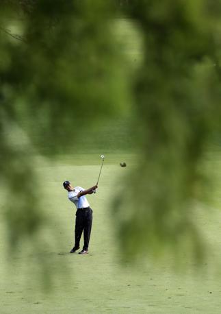 Tiger Woods sul fairway della quattordicesima buca. Ap